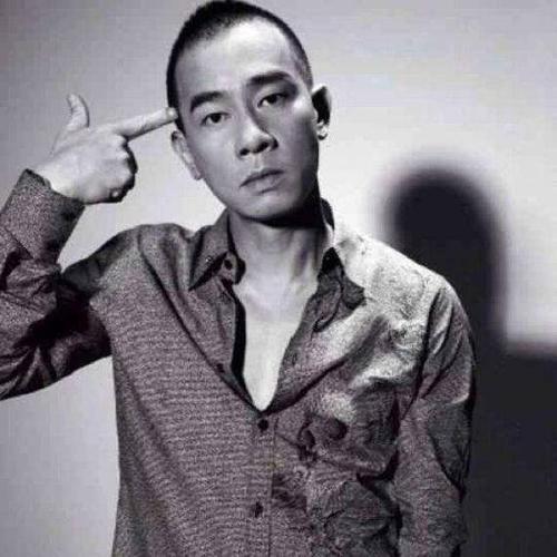 打开腾讯                     在贪玩传世里的陈小春一袭霸气铠甲
