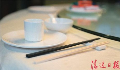 记者走访了解到,不少餐饮店都通过摆放公勺公筷温馨提示牌,提供公筷公