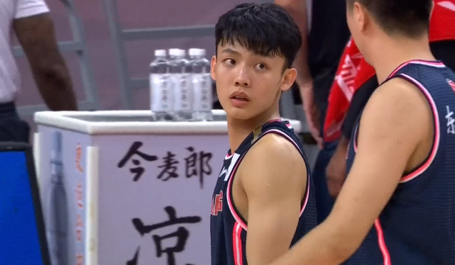 1米83徐杰不控球,还要给内线队友掩护,场边杜峰也被逗笑:会玩