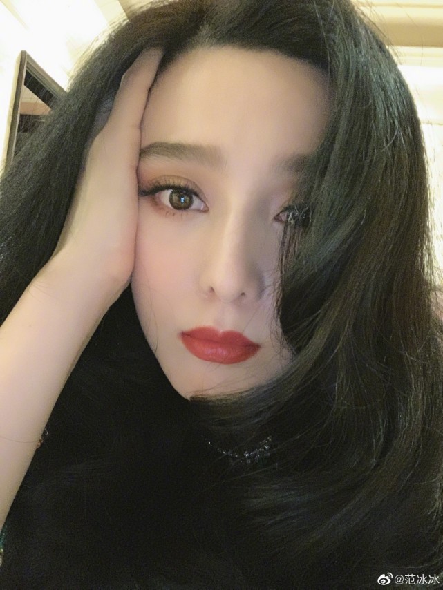 范冰冰也频繁的在个人的社交平台上分享自己的美照,如瀑的浓密长发和