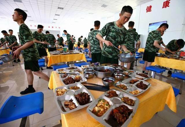 兵哥哥食堂都吃些什么?蔬菜,海鲜,肉类齐上阵,空军伙食更好