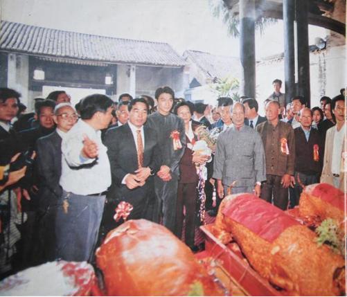 刘德华欧阳娜娜林峰等明星们回乡祭祖现场大盘点,你认为谁最接地气?
