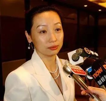 杜鹃去香港出差,黄光裕特地嘱咐: "不要让客户叫你黄太,要让他们称呼