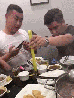 搞笑gif图片:隔着屏幕都能感受到女生的快乐