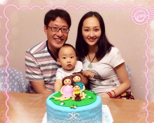 如今两人也已经结婚8年,在这8年里,两人也生下了两个儿子一个女儿,一