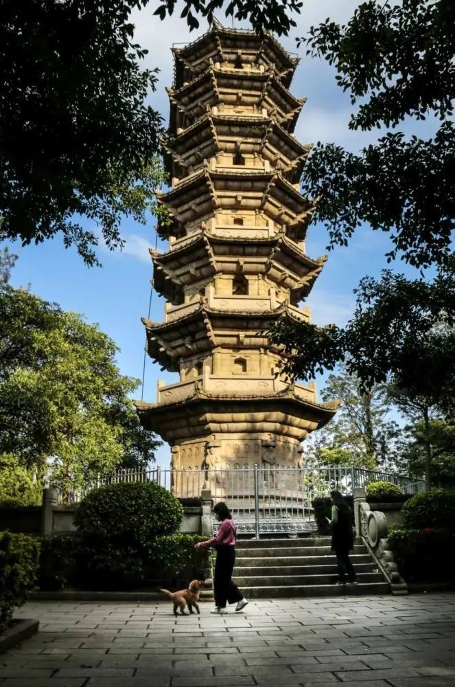 福州古塔图鉴城里三山千簇寺夜间七塔万枝灯