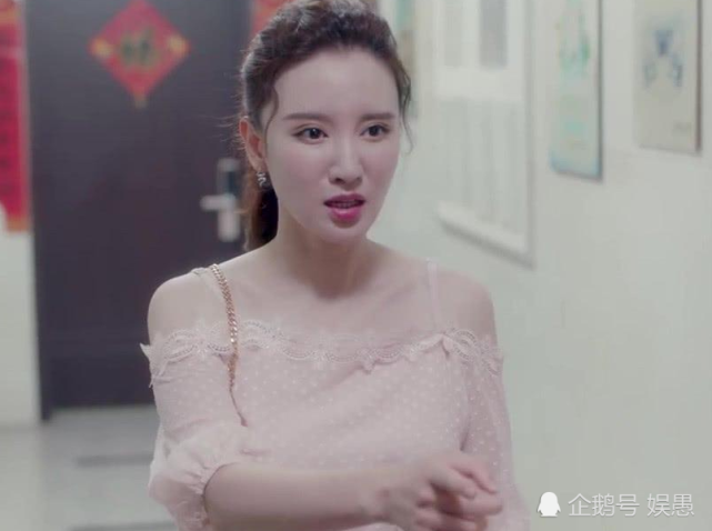 别看张萌脸现在这么僵?看她17岁时的照片,难怪能获得
