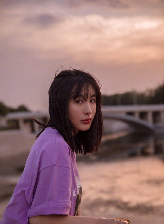 李菲儿晒"夕阳红"自拍照,年过30,咋还能保持得这么呢