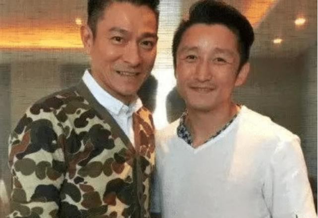 刘德华和邹市明夫妇合影多绅士?看起很亲密,背后镜子看出人品