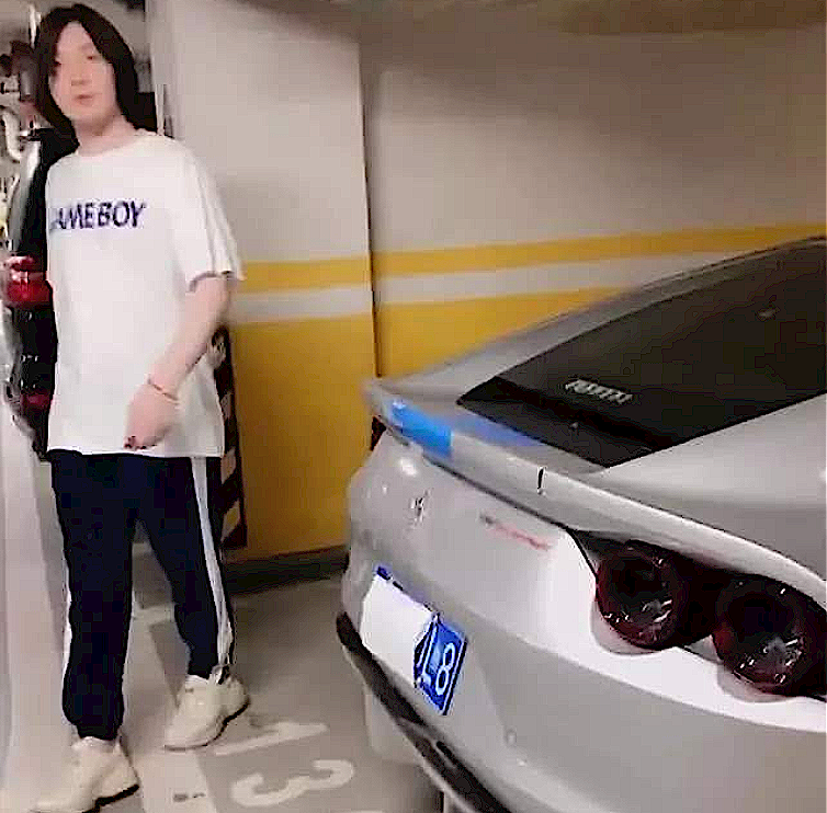张大仙买500万法拉利停在车库吃灰车窗还被人写字