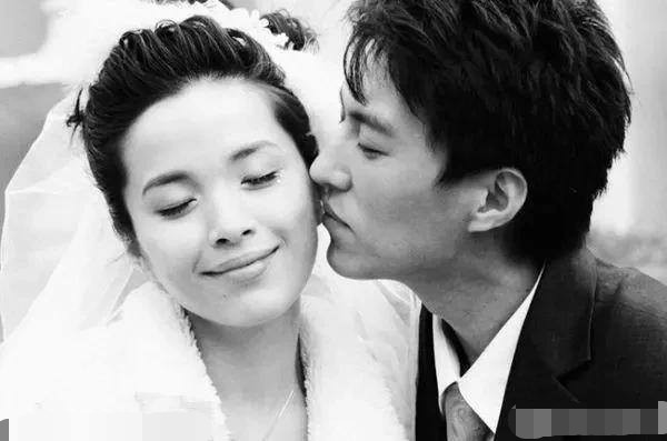 靳东颜值演技均在线,为何娶了二婚李佳,还能把妻子宠