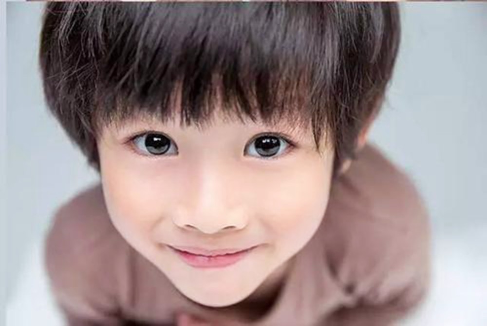 孩子眼睛的瞳孔颜色深也没关系,就儿童的发展来说,先天因素只占一小