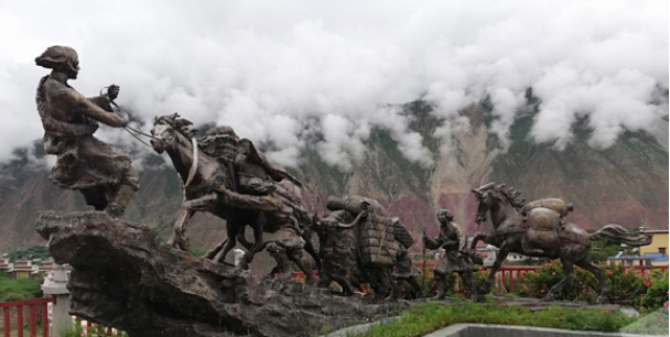 *昌都地区的马帮雕塑 古道"血液" 马帮是茶马古道的"血液",没有了它