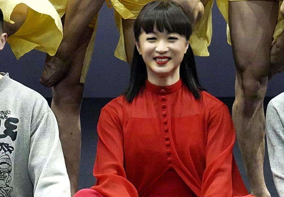 金星拉直长发，还剪了齐刘海，努力让自己更有女人味！