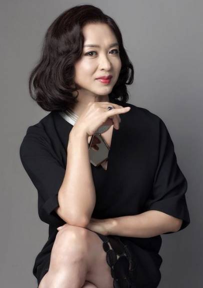 金星拉直长发，还剪了齐刘海，努力让自己更有女人味！