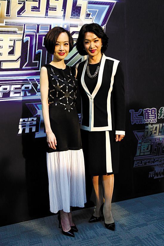 金星拉直长发，还剪了齐刘海，努力让自己更有女人味！