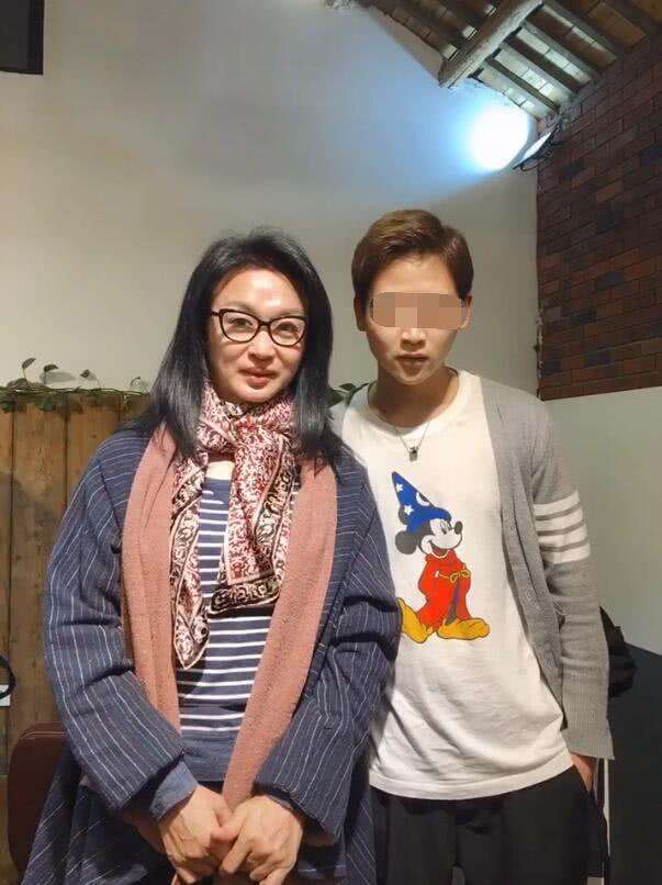 金星拉直长发，还剪了齐刘海，努力让自己更有女人味！