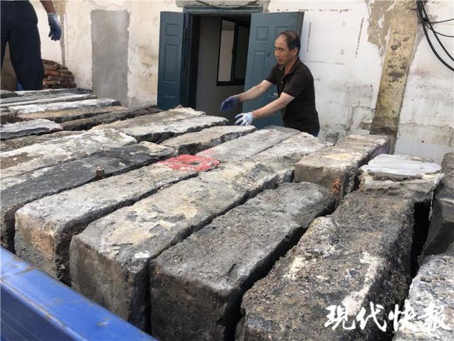 南京一医院翻新围墙发现大量明城砖,目前已"颗粒归仓"