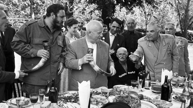 1963年尼基塔·赫鲁晓夫(nikita khrushchev)和菲德尔·卡斯特罗