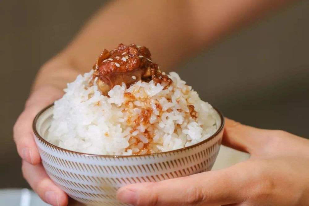 米饭和馒头谁最“长肉”？两者热量差了一倍，看看你是否选对了？