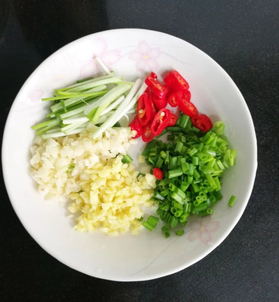 2,备调料:葱姜蒜,红辣椒圈,葱末,盐,鸡精,香油.