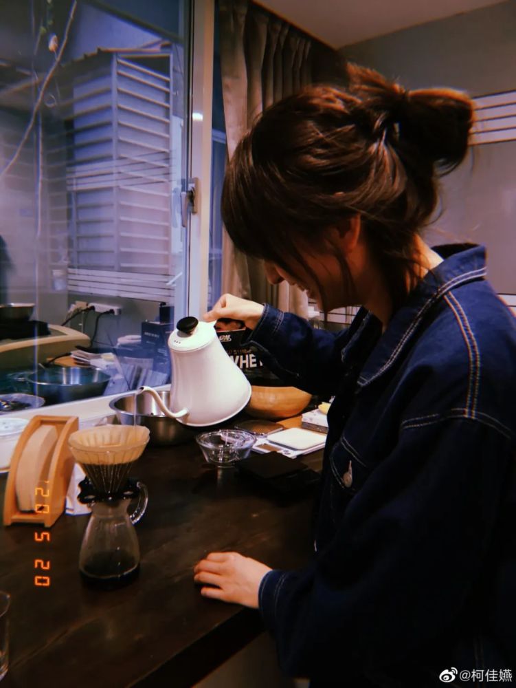 关晓彤喝个汤都怕肿，难道只有“吃草”这一条路可选？