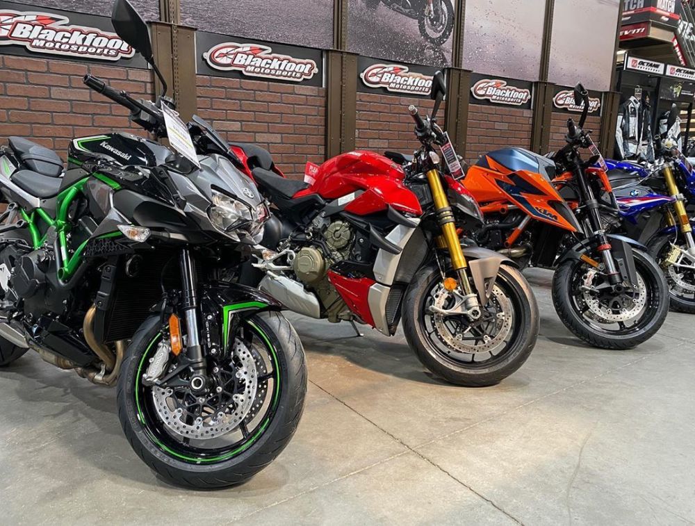 川崎机械增压街车z h2实拍分析,23.9万元售价略高于杜卡迪v4街车