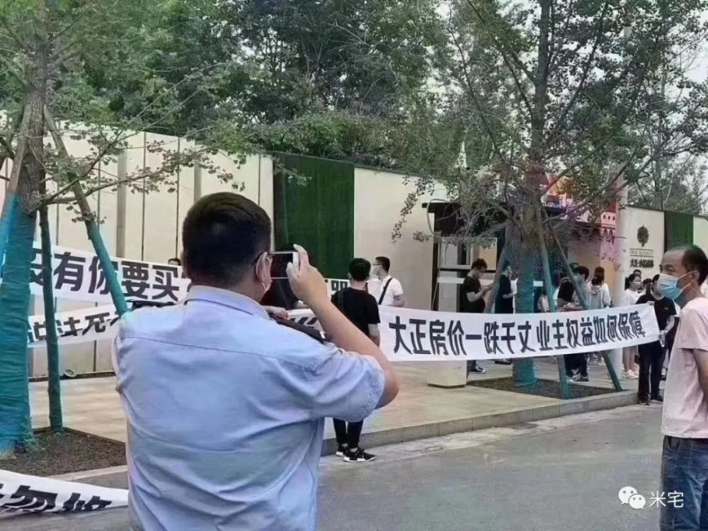 最疯狂的撬单潮:中介打砸售楼部,全民经纪被抵制,降价