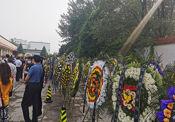 申纪兰遗体告别仪式举行 小岗村,大寨村,华西村等献花圈