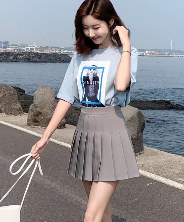 夏季百褶裙这样搭,时尚又减龄