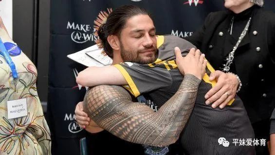 wwe罗曼·雷恩斯分享宝爸带娃的挑战与乐趣,其背部纹身正式完工!