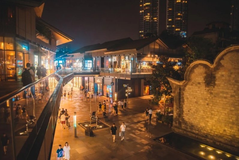成都夜景最美的街道,逐渐成为网红打卡胜地,一到夜晚美女如云