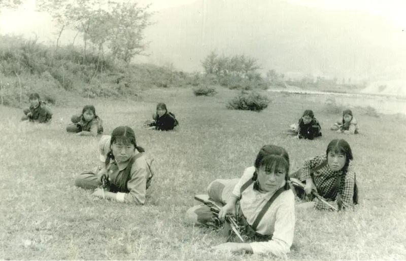 70年代  槎水公社松冲生产队上海下放知青扎根山区(  县档案馆提供)