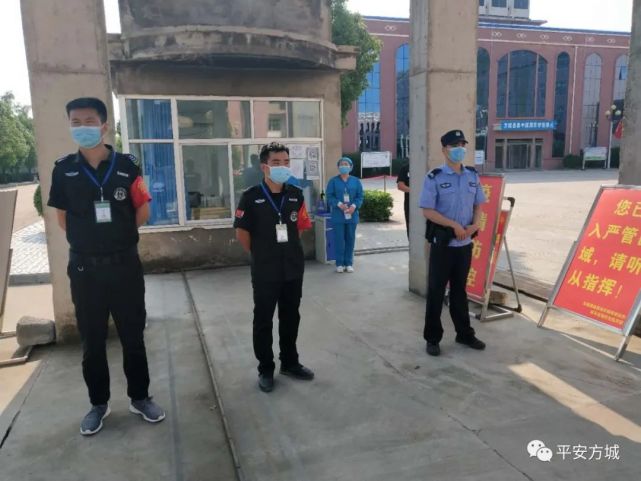 闲时每天组织晨练,傍晚组织安保人员开例会,对一天工作总结点评,查漏