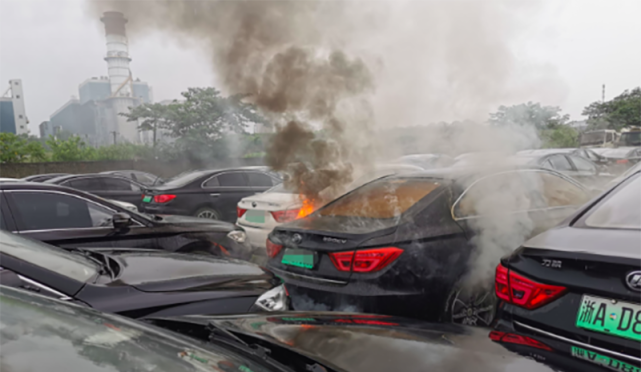 6月28日,杭州另一地点一辆吉利帝豪ev新能源车自燃起火,自燃原因尚未