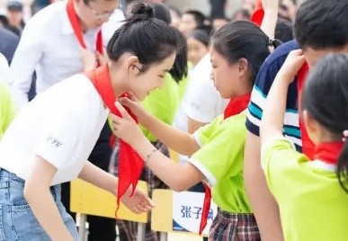 张子枫活动照曝光,绑红领巾扎丸子头混入小学生群:确定19岁?