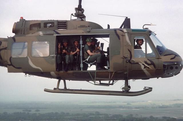 最初,直升机的舱门是紧紧关闭的,但是,越南战争的战场处于高温多雨的