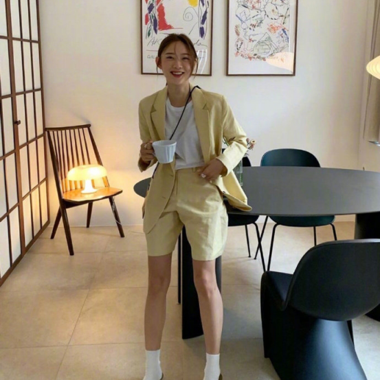 快扔掉你的阔腿裤吧!今年夏季流行这种宽松高腰裤,满满男友风 快扔掉你的阔腿裤吧!今年夏季流行这种宽松高腰裤,满满男友风