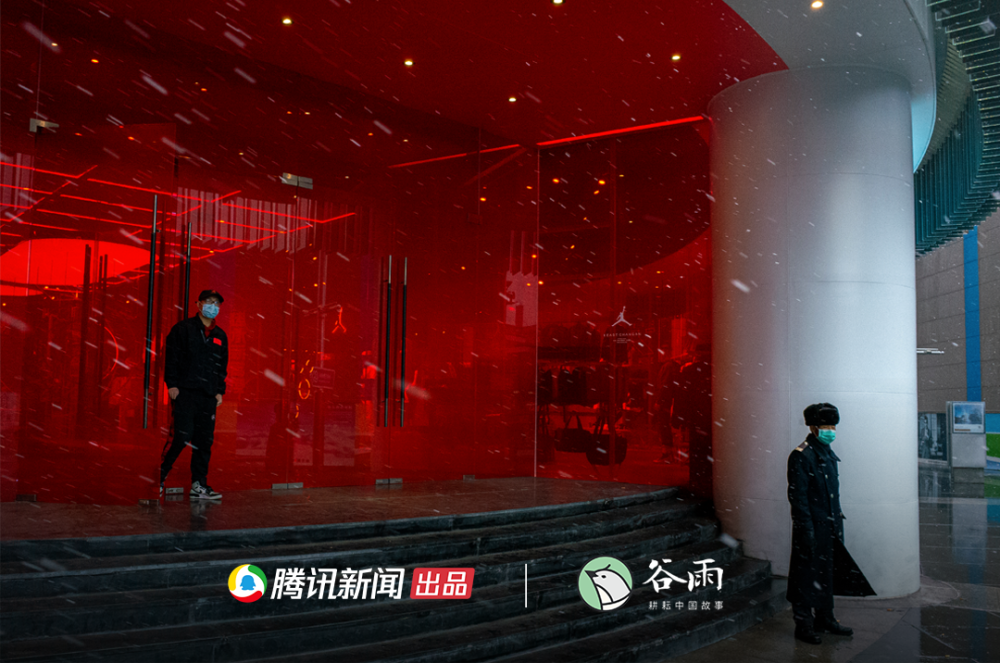 谷雨影像｜90后拍下北京上半年：情侣隔着口罩热吻演员转行摆摊