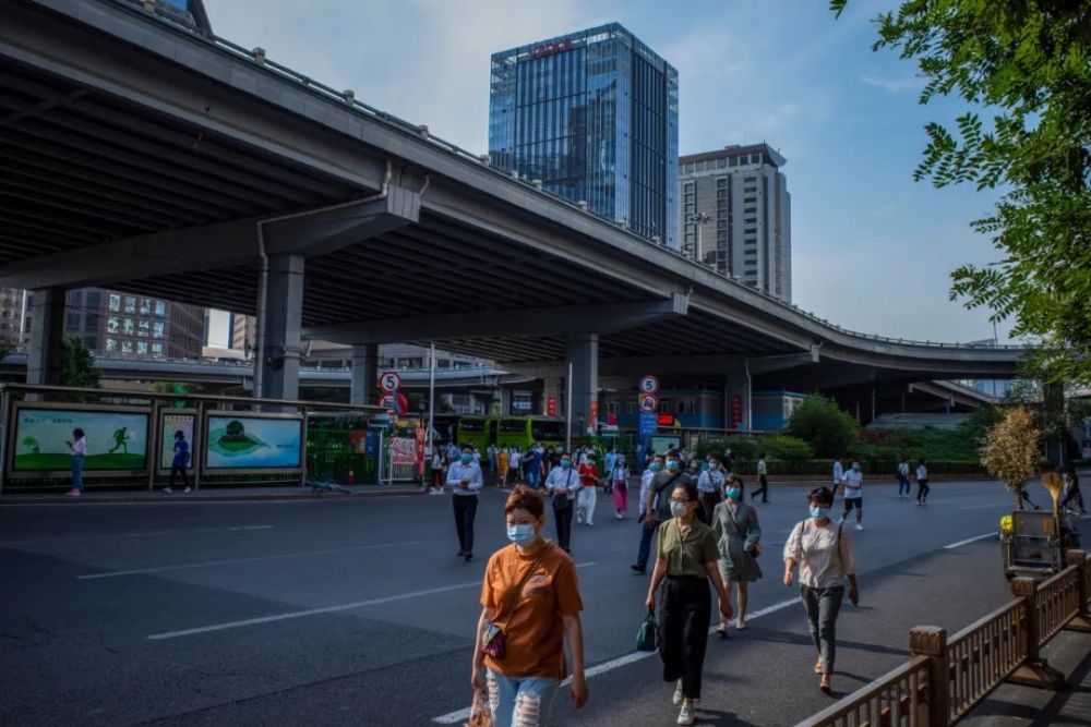 谷雨影像｜90后拍下北京上半年：情侣隔着口罩热吻演员转行摆摊