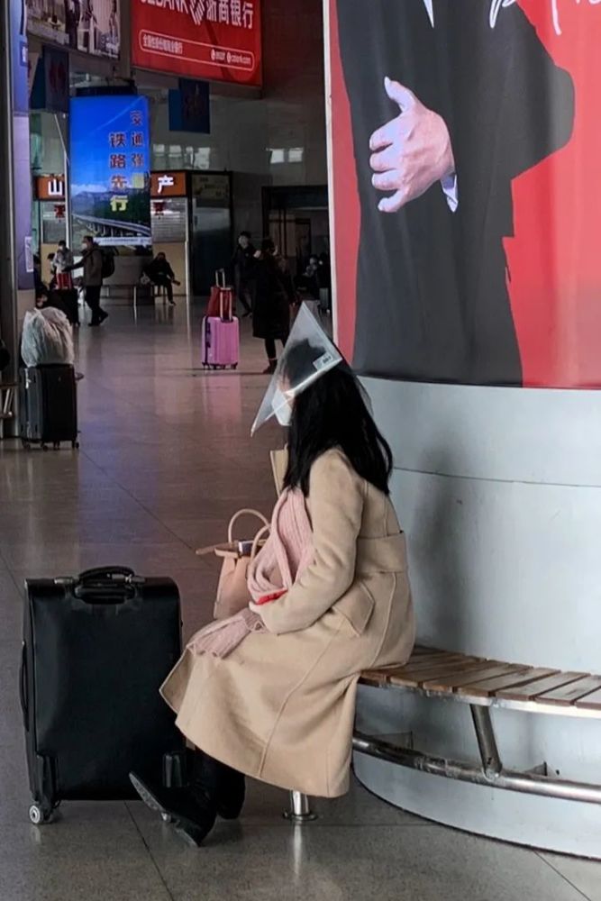 谷雨影像｜90后拍下北京上半年：情侣隔着口罩热吻演员转行摆摊