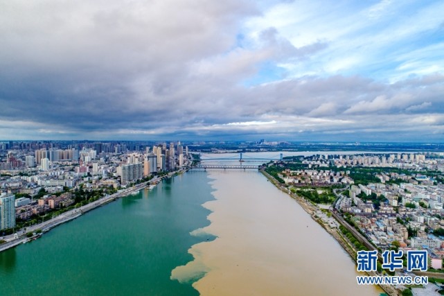 【"飞阅"中国】湖北襄阳:雨后汉江"泾渭分明"