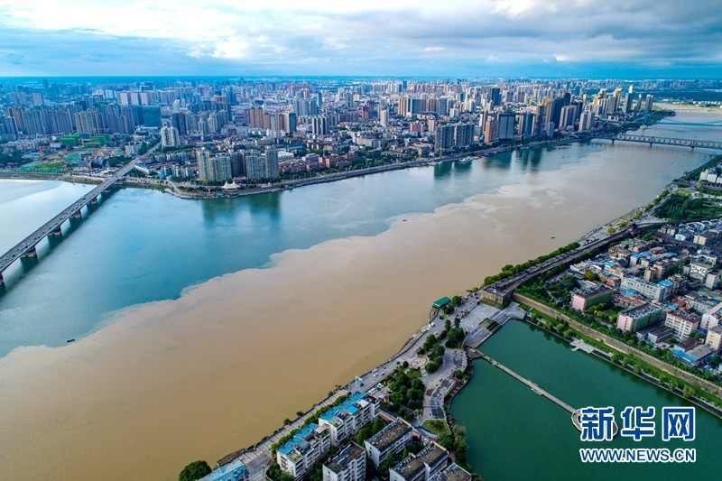 【"飞阅"中国】湖北襄阳:雨后汉江"泾渭分明"