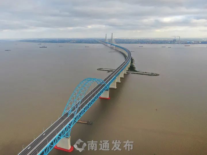 图为6月29日拍摄的沪苏通铁路的跨长江控制性工程沪苏通长江公铁大桥