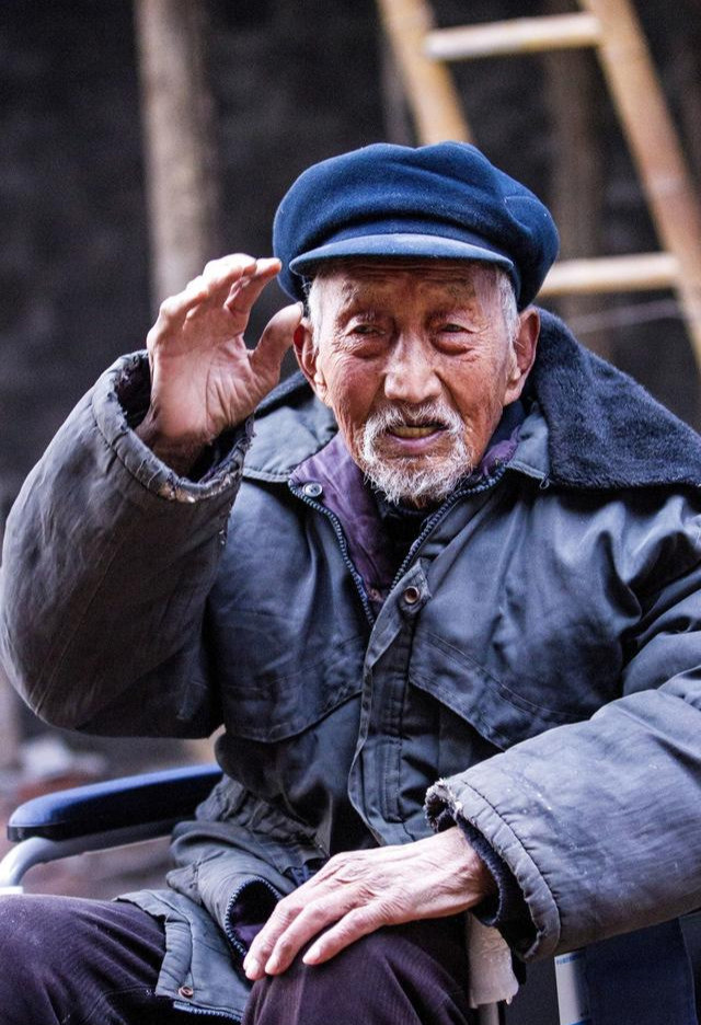 96岁"抗战老兵"靠拾荒为生,两万血汗钱被偷走,老人泣不成声