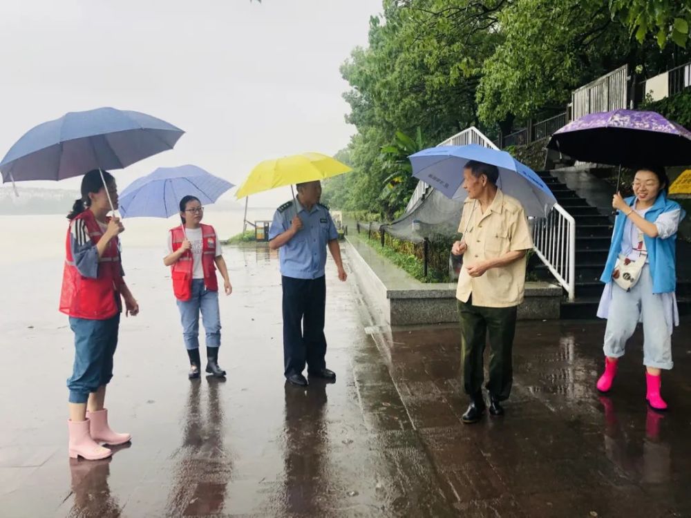 街道主要领导带队到西港社区加州洋房小区,现场查看指导防汛应急工作