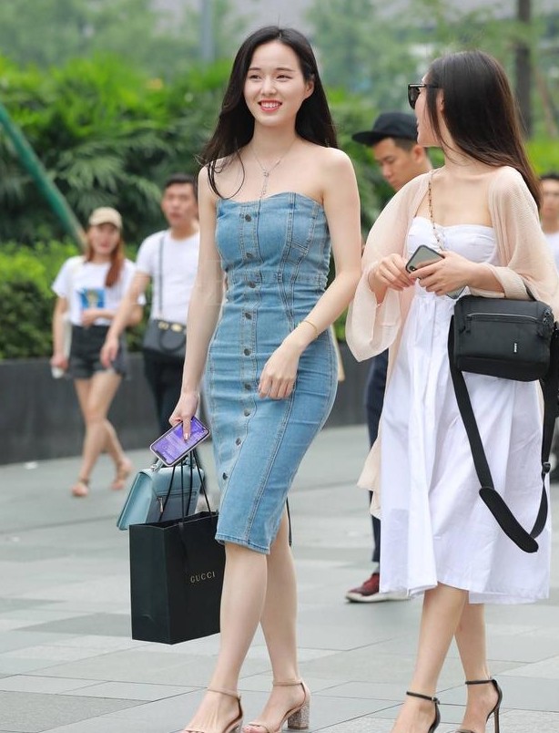 小姐姐是"漫撕女",搭配中分发型整个人美翻了,牛仔裙实在是太撩人了!