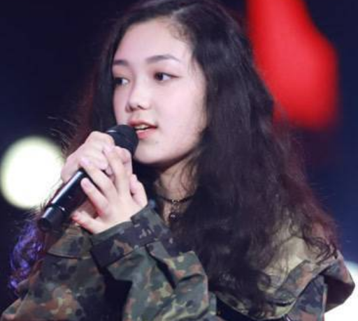 希林娜依高留直发有多美？第一眼没认出，再看一眼就突然怦然心动