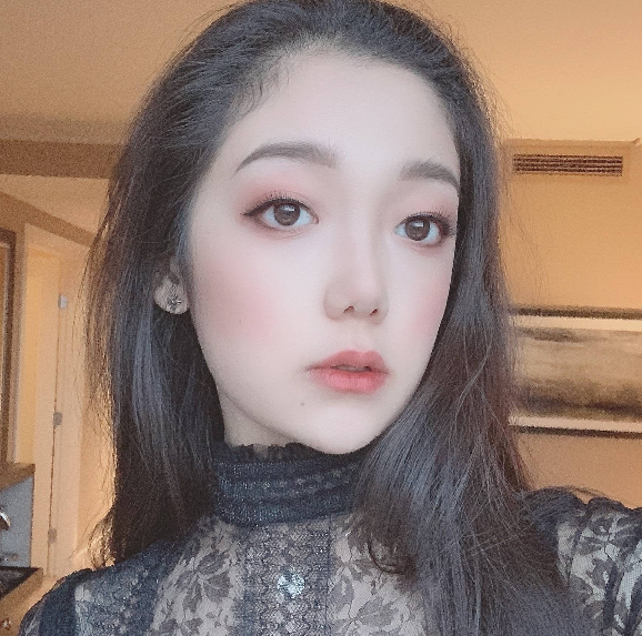 希林娜依高留直发有多美？第一眼没认出，再看一眼就突然怦然心动