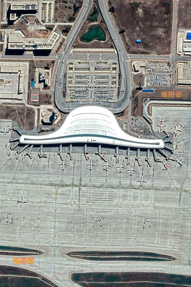 航拍烟台蓬莱国际机场,航站楼像顶帽子
